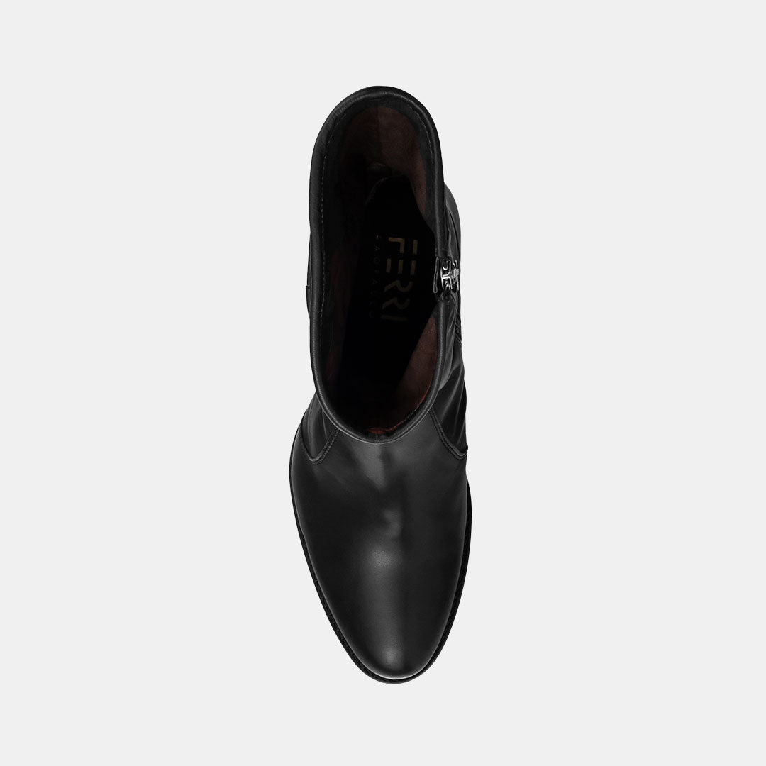 Bota Feminina cano médio em couro Preto com salto bloco moderno.