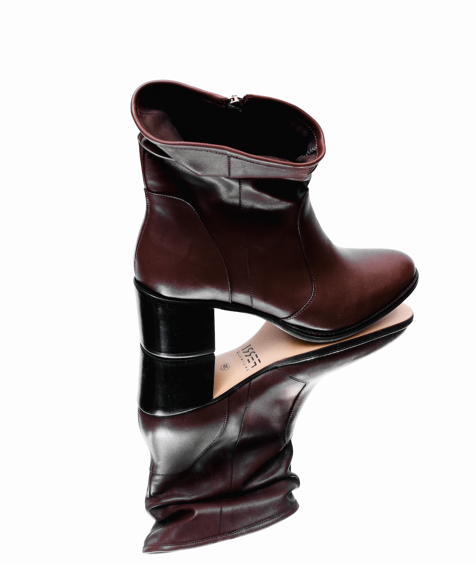 Bota Feminina cano médio em couro Marorm com salto bloco moderno.