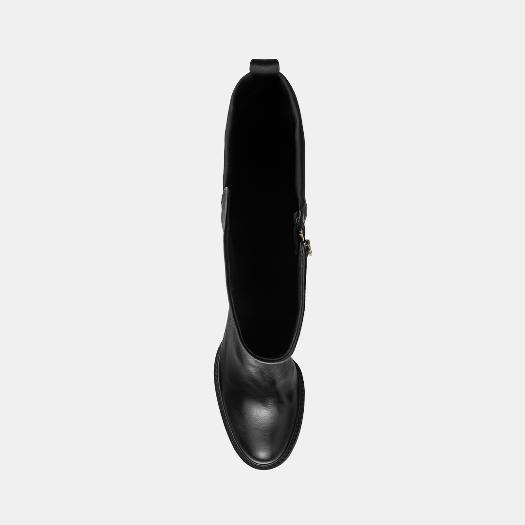 Bota montaria Ferri de cano alto em couro preto com detalhe em elástico para ajuste perfeito.

