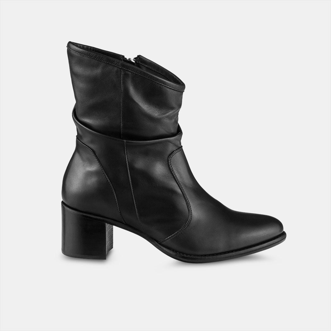 Bota Feminina cano médio em couro Preto com salto bloco moderno.