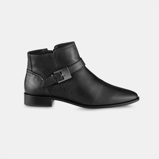 Bota feminina em couro legitimo com cano curto cor preta. salto baixo