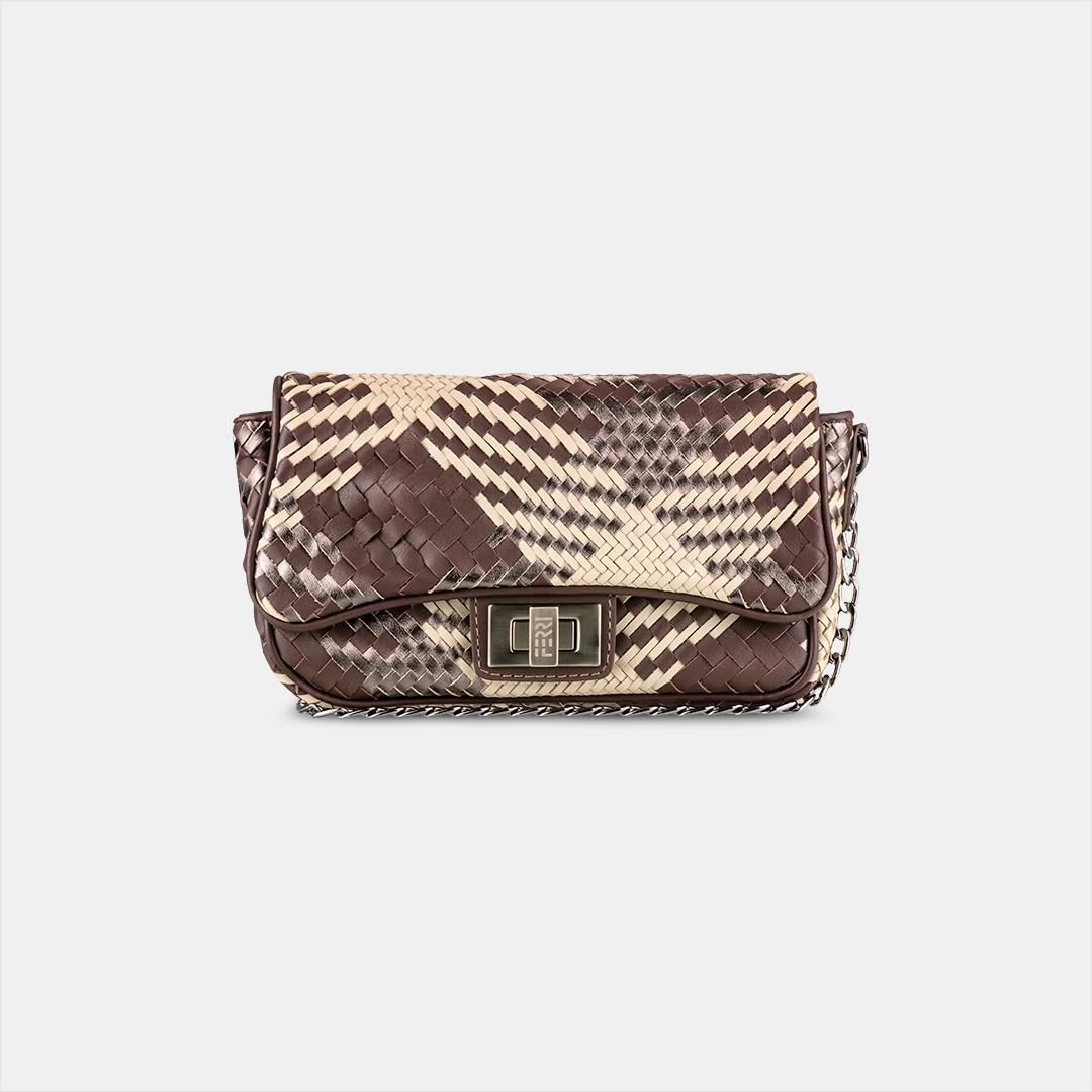 Bolsa em tresse manual, tamanho pequeno, alça corrente cor marrom.