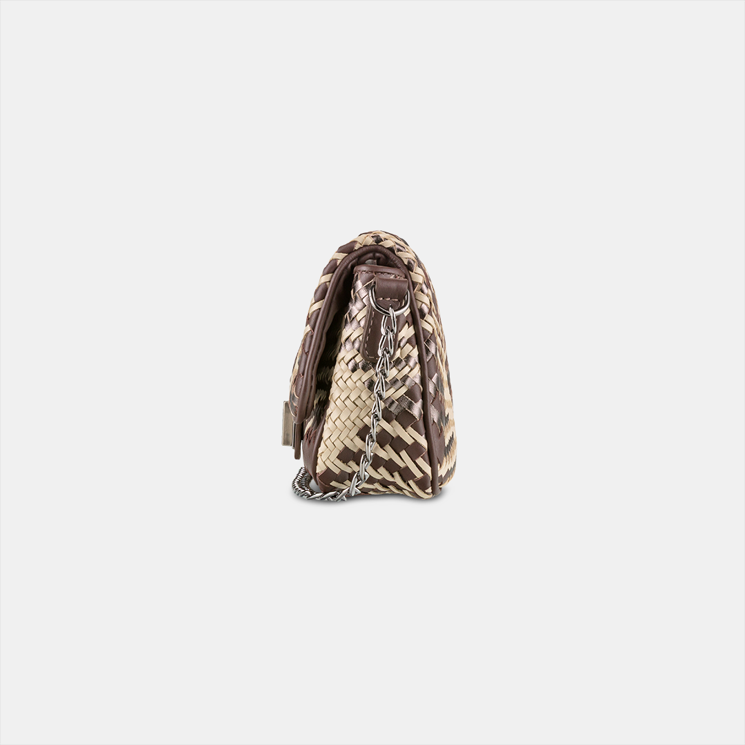 Bolsa em tresse manual, tamanho pequeno, alça corrente cor marrom.